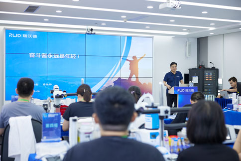 在开班仪式上，瑞沃德总经理修先帅先生进行了公司文化分享，传递了瑞沃德“奋斗者永远是年轻”的精神理念，同时表达了对讲师和学员们的感谢，并预祝大家在本次培训班中收获满满。