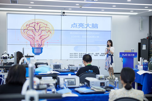 紧接着，王欢老师为大家带来《基因编码神经调质荧光探针（GRAB）的研究》成果分享。