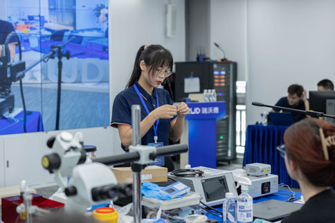 在两期实操课程中，由万金霞老师和罗斌老师带来《病毒注射/光纤埋置》教学实操；瑞沃德光纤记录产品经理何欢和产品营销经理庞朝琴带来《光纤记录信号采集/软件分析》教学实操；瑞沃德动物神经信号研究方案负责人杨静带来《微电极拉制仪使用介绍》；瑞沃德脑立体定位仪产品经理蔡晓文带来《全自动脑立体定位仪使用介绍》等一系列详细的专题讲解。