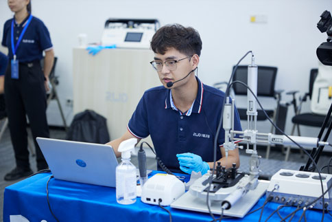 在两期实操课程中，由万金霞老师和罗斌老师带来《病毒注射/光纤埋置》教学实操；瑞沃德光纤记录产品经理何欢和产品营销经理庞朝琴带来《光纤记录信号采集/软件分析》教学实操；瑞沃德动物神经信号研究方案负责人杨静带来《微电极拉制仪使用介绍》；瑞沃德脑立体定位仪产品经理蔡晓文带来《全自动脑立体定位仪使用介绍》等一系列详细的专题讲解。