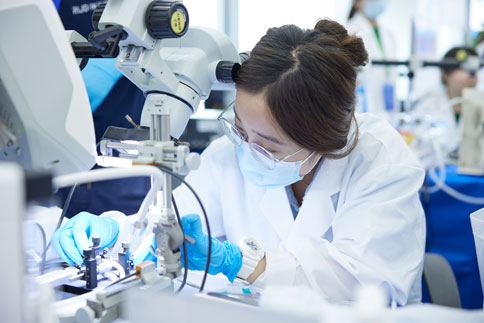 在经过一轮操作演示后，学员以小组为单位进行轮流实操练习。